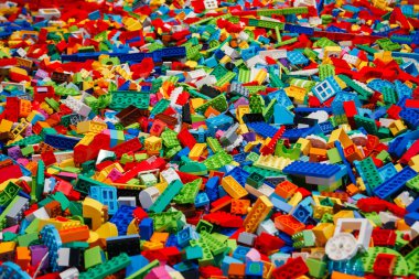 Billund, Danimarka - 17 Haziran 2023: Çok renkli plastik Lego Duplo tuğla zemin