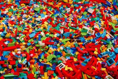 Billund, Danimarka - 17 Haziran 2023: Çok renkli plastik Lego Duplo tuğla zemin