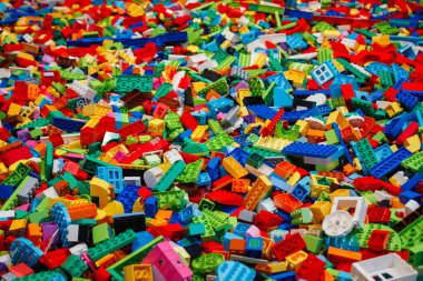 Billund, Danimarka - 17 Haziran 2023: Çok renkli plastik Lego Duplo tuğla zemin