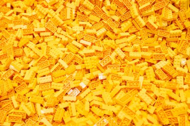 Billund, Danimarka - 17 Haziran 2023: Sarı plastik lego tuğla arka plan