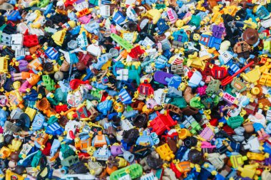 Billund, Danimarka - 17 Haziran 2023: Çok renkli plastik Lego figürü arka plan.