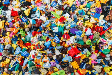 Billund, Danimarka - 17 Haziran 2023: Çok renkli plastik Lego figürü arka plan.