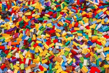 Billund, Danimarka - 17 Haziran 2023: Çok renkli plastik Lego tuğlası arka plan
