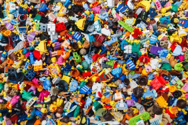 Billund, Danimarka - 17 Haziran 2023: Çok renkli plastik Lego figürü arka plan.