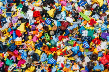 Billund, Danimarka - 17 Haziran 2023: Çok renkli plastik Lego figürü arka plan.