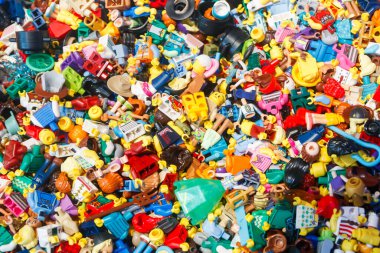 Billund, Danimarka - 17 Haziran 2023: Çok renkli plastik Lego figürü arka plan.