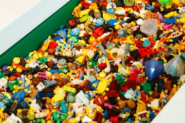Billund, Danimarka - 17 Haziran 2023: Çok renkli plastik Lego figürü arka plan.