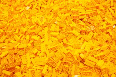 Billund, Danimarka - 17 Haziran 2023: Sarı plastik lego tuğla arka plan