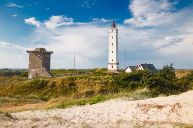 Deniz feneri ve kum tepeleri Jutland Danimarka Avrupa Blavand plaj üzerinde sığınakta