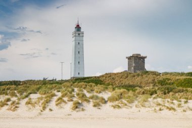 Deniz feneri ve kum tepeleri Jutland Danimarka Avrupa Blavand plaj üzerinde sığınakta