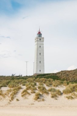 Jutland Danimarka 'nın Blavand sahilindeki kum tepelerindeki deniz feneri.