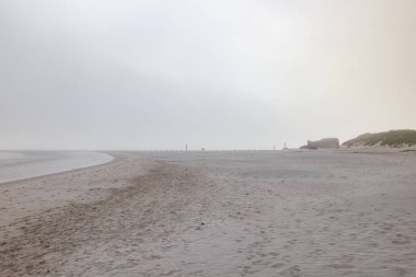 2. Dünya Savaşı 'ndan kalma sığınak Blavand sahilinde, Danimarka