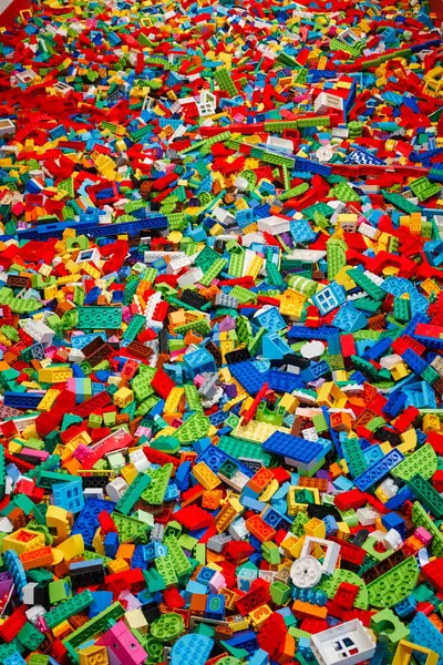 Billund, Danimarka - 17 Haziran 2023: Çok renkli plastik Lego Duplo tuğla zemin