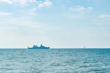 Danimarka, Korsor yakınlarındaki Baltık Denizi 'nde Danimarka askeri gemisinin silueti.