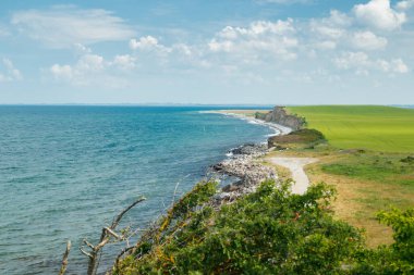 Büyük kemer köprüsünün yanındaki beyaz uçurum. Korsor, Danimarka, Zealand yakınlarındaki depo kemeri.