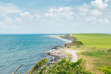 Büyük kemer köprüsünün yanındaki beyaz uçurum. Korsor, Danimarka, Zealand yakınlarındaki depo kemeri.