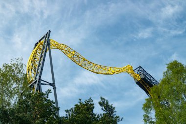 Helsinki, Finlandiya - 21 Mayıs 2023: Lunapark Linnanmaki 'de mavi gökyüzü arkaplanı üzerine boş hız treni Ukko.