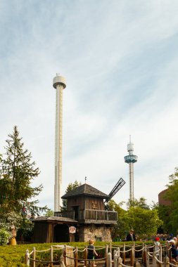 Helsinki, Finlandiya - 21 Mayıs 2023: Linnanmaki lunaparkı, Kingi ve Panoraama kuleleri.