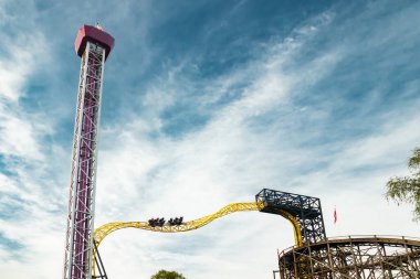 Helsinki, Finlandiya - 21 Mayıs 2023: Linnanmaki lunaparkı, Raketti Kulesi, hız trenleri Ukko ve Vuoristorata mavi arka planda