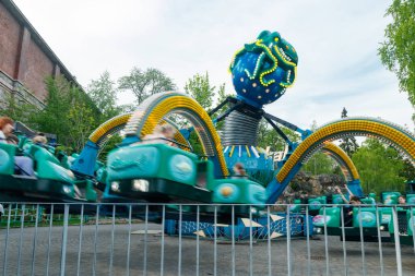 Helsinki, Finlandiya - 21 Mayıs 2023: Linnanmaki lunaparkında atlıkarınca