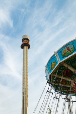 Helsinki, Finlandiya - 21 Mayıs 2023: Kingi Kulesi ve Ketjukaruselli Linnanmaki lunaparkında hareket halindedir..