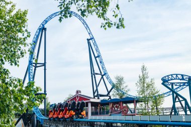 Helsinki, Finlandiya - 21 Mayıs 2023: Linnanmaki lunaparkında hız treni Taiga hareket halinde.