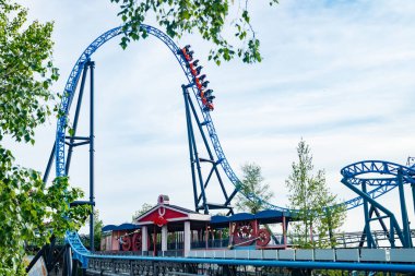 Helsinki, Finlandiya - 21 Mayıs 2023: Linnanmaki lunaparkında hız treni Taiga hareket halinde.