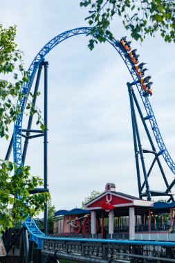 Helsinki, Finlandiya - 21 Mayıs 2023: Linnanmaki lunaparkında hız treni Taiga hareket halinde.