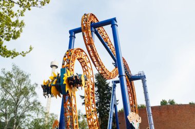 Helsinki, Finlandiya - 21 Mayıs 2023: Lunaparktaki gökyüzü arka planında bulanık hareket halinde hız trenine binin Kirnu