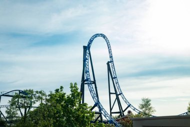 Lunaparktaki gökyüzü arka planında boş hız treni