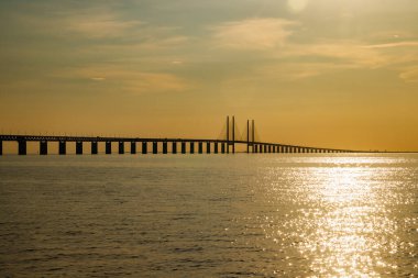 Günbatımı, İsveç ve Danimarka, Malmö arasında Öresund Köprüsü