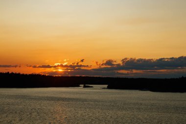 Finlandiya Körfezi 'nde, Baltık Denizi' nde büyülü bir günbatımı. Gemiden görüntüle