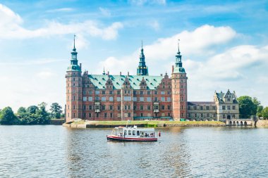 Hillerod, Danimarka - 21 Haziran 2023: Frederiksborg Kalesi.