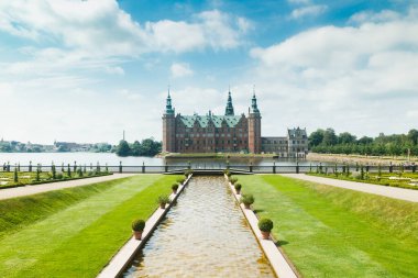 Hillerod, Danimarka 'da parkı olan Frederiksborg kalesinin manzarası