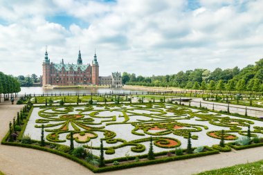Hillerod, Danimarka 'da parkı olan Frederiksborg kalesinin manzarası