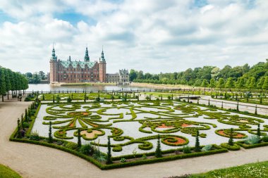 Hillerod, Danimarka 'da parkı olan Frederiksborg kalesinin manzarası