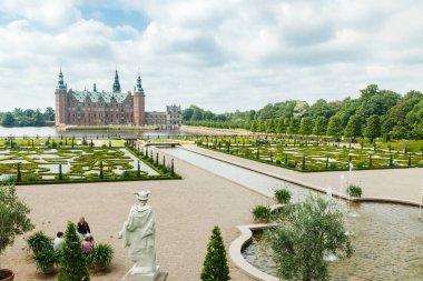 Hillerod, Danimarka 'da parkı olan Frederiksborg kalesinin manzarası