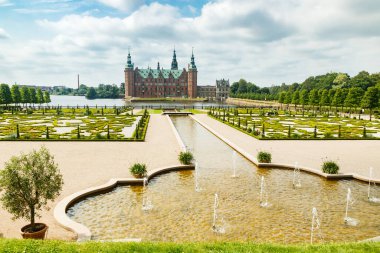 Hillerod, Danimarka 'da parkı olan Frederiksborg kalesinin manzarası