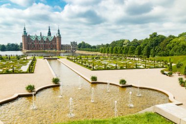 Hillerod, Danimarka 'da parkı olan Frederiksborg kalesinin manzarası
