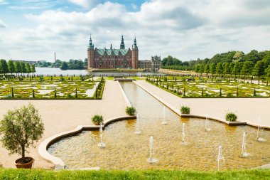 Hillerod, Danimarka 'da parkı olan Frederiksborg kalesinin manzarası