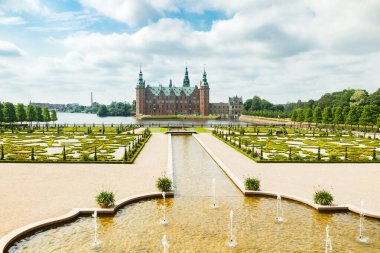 Hillerod, Danimarka 'da parkı olan Frederiksborg kalesinin manzarası