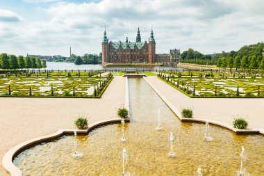 Hillerod, Danimarka 'da parkı olan Frederiksborg kalesinin manzarası