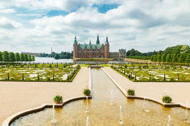 Hillerod, Danimarka 'da parkı olan Frederiksborg kalesinin manzarası