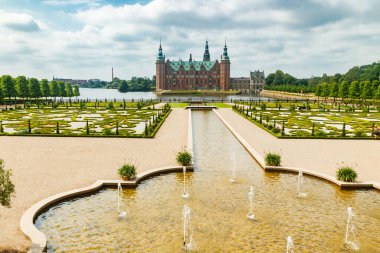 Hillerod, Danimarka 'da parkı olan Frederiksborg kalesinin manzarası
