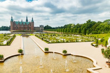 Hillerod, Danimarka 'da parkı olan Frederiksborg kalesinin manzarası