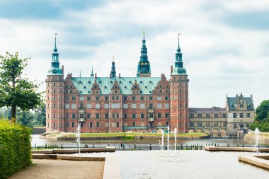 Hillerod, Danimarka 'da parkı olan Frederiksborg kalesinin manzarası