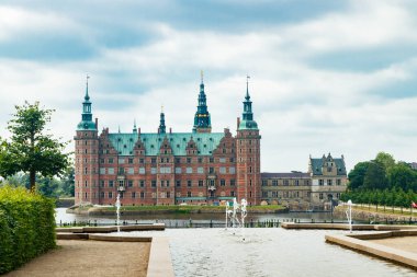 Hillerod, Danimarka 'da parkı olan Frederiksborg kalesinin manzarası