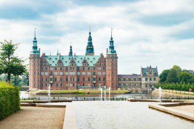 Hillerod, Danimarka 'da parkı olan Frederiksborg kalesinin manzarası