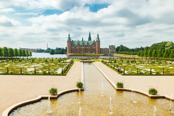 Hillerod, Danimarka 'da parkı olan Frederiksborg kalesinin manzarası