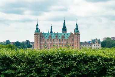 Hillerod, Danimarka 'da parkı olan Frederiksborg kalesinin manzarası